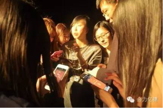 合力億捷春節聯歡會 董事長為演職人員發福利